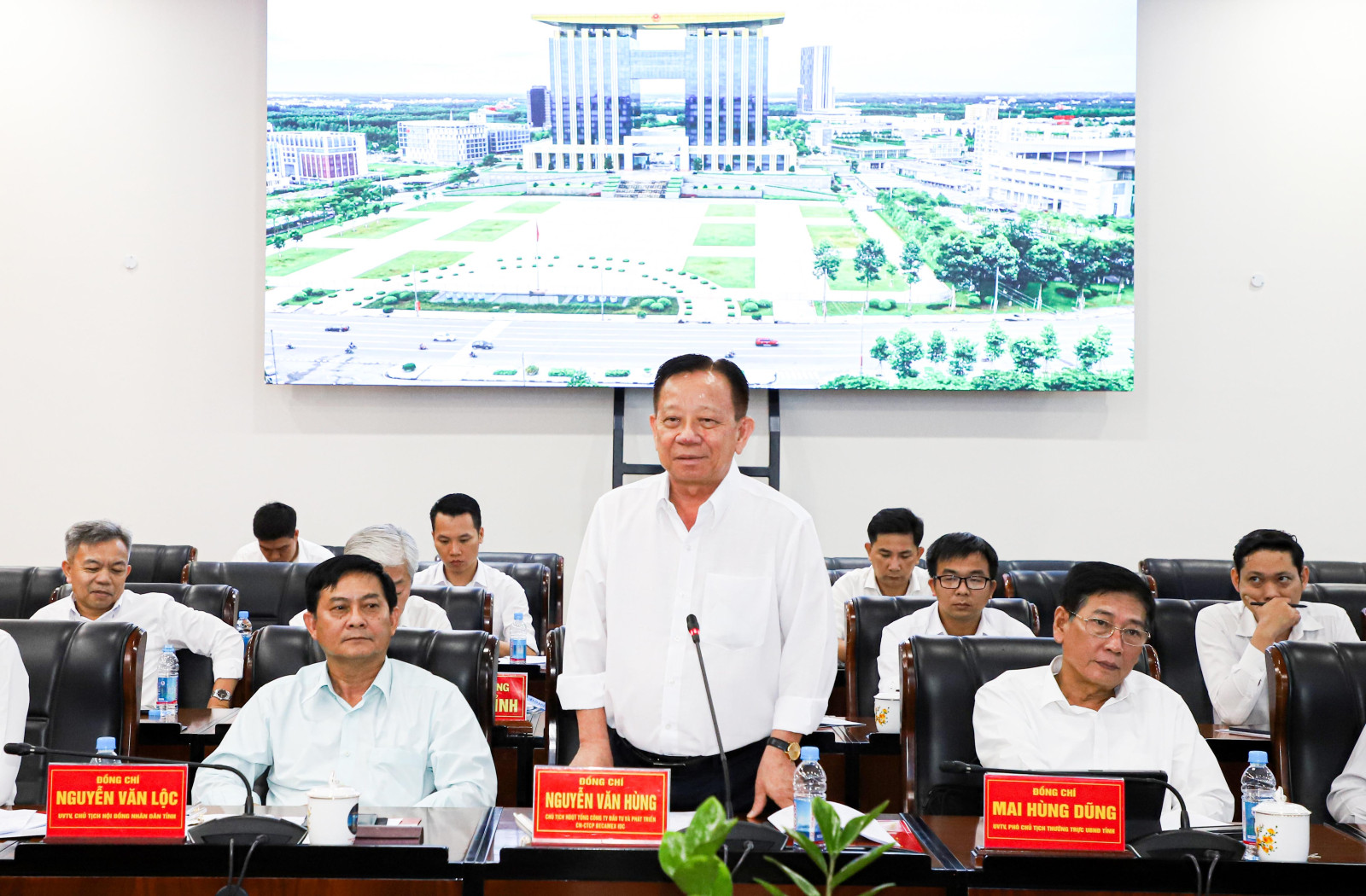 Chủ tịch HĐQT Tổng Công ty Becamex IDC Nguyễn Văn Hùng phát biểu ý kiến tại buổi làm việc.